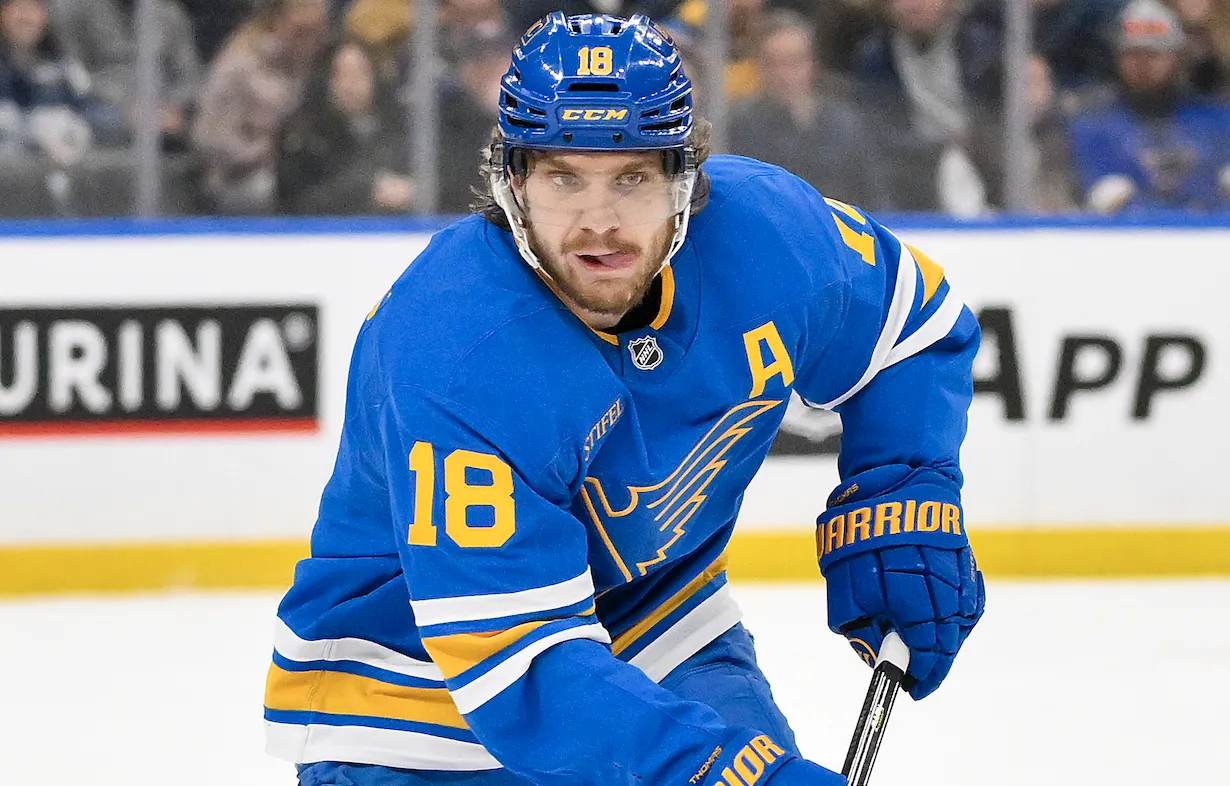 Robert Thomas (18), centre des Blues de Saint-Louis, contr&ocirc;le le palet contre les Canadiens de Montr&eacute;al pendant la deuxi&egrave;me p&eacute;riode &agrave; l'Enterprise Center.