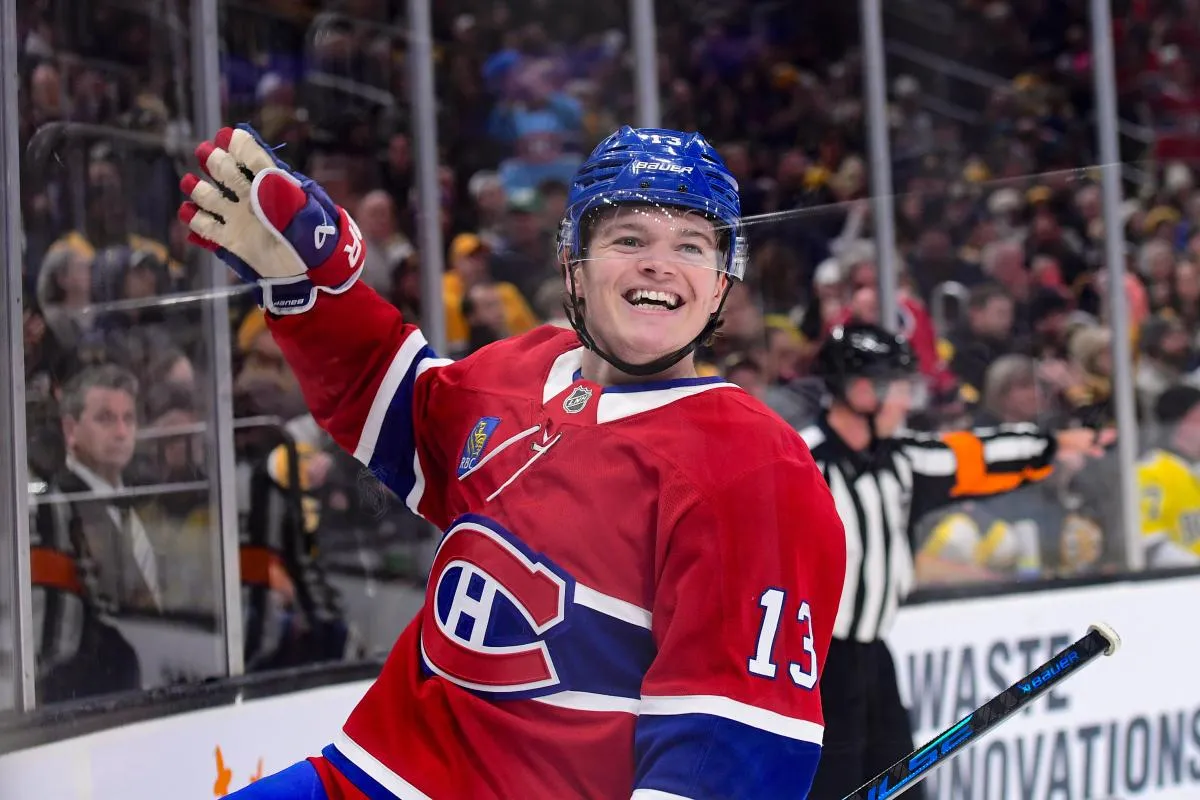 Cole Caufield (13), ailier droit des Canadiens de Montr&eacute;al, exulte apr&egrave;s avoir marqu&eacute; un but en deuxi&egrave;me p&eacute;riode contre les Bruins de Boston au TD Garden.