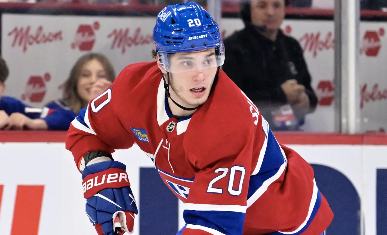 L'attaquant des Canadiens de Montr&eacute;al Juraj Slafkovsky (20) joue le palet pendant la deuxi&egrave;me p&eacute;riode du match contre les Penguins de Pittsburgh au Centre Bell.
