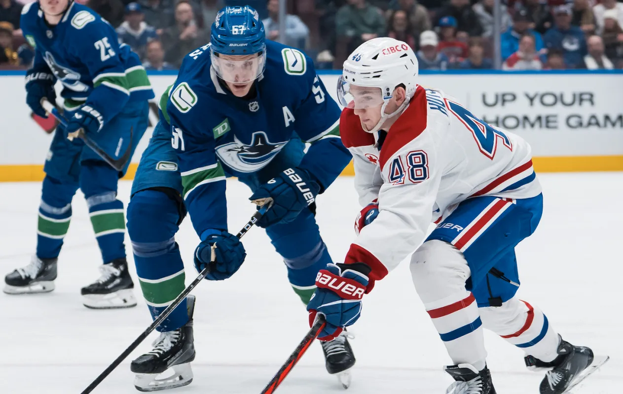 Le d&eacute;fenseur des Canadiens de Montr&eacute;al Lane Hutson (48) d&eacute;passe le d&eacute;fenseur des Canucks de Vancouver Tyler Myers (57) au cours de la troisi&egrave;me p&eacute;riode &agrave; la Rogers Arena.