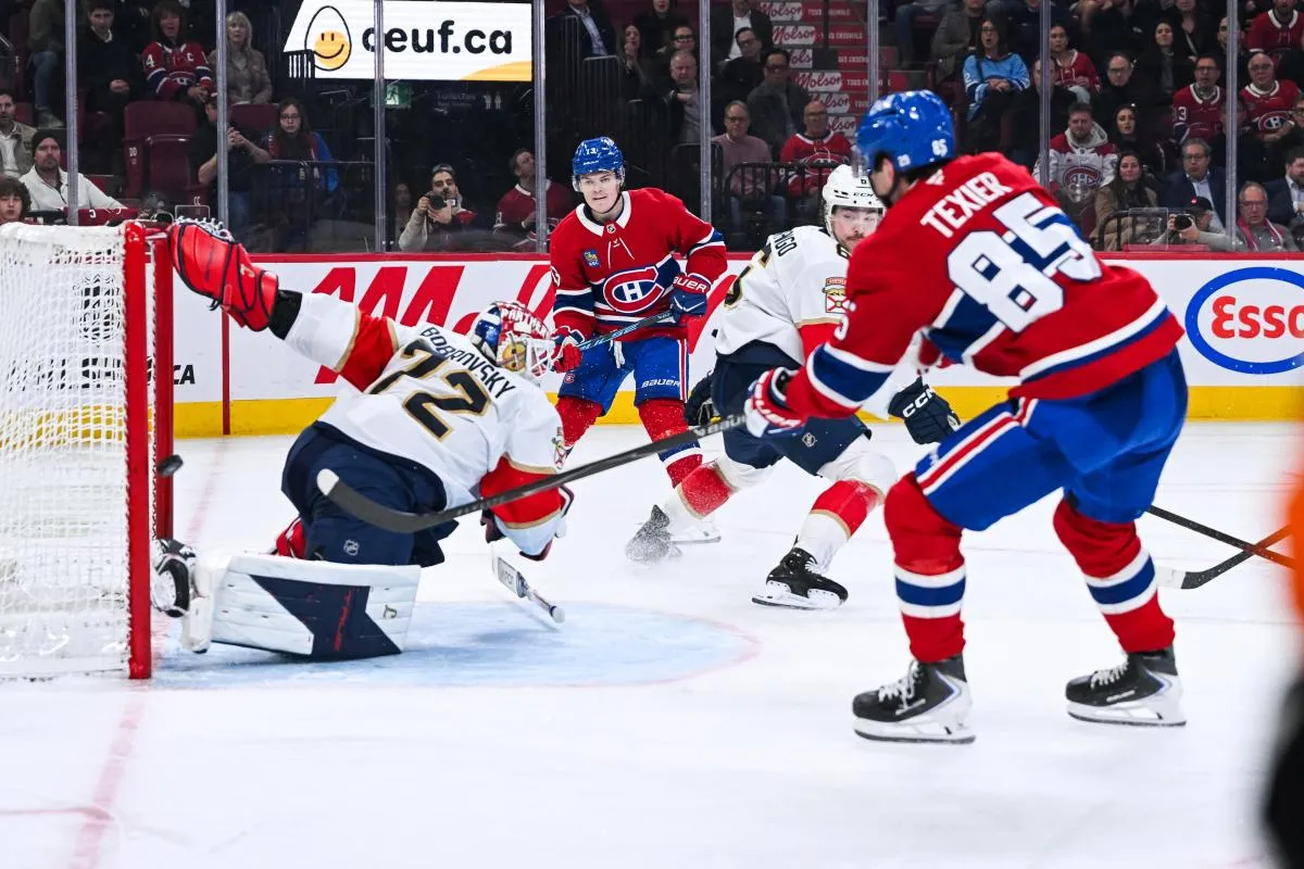 Alexandre Texier (85), ailier gauche des Canadiens de Montr&eacute;al, marque un but contre Sergei Bobrovsky (72), des Panthers de la Floride, en troisi&egrave;me p&eacute;riode au Centre Bell.