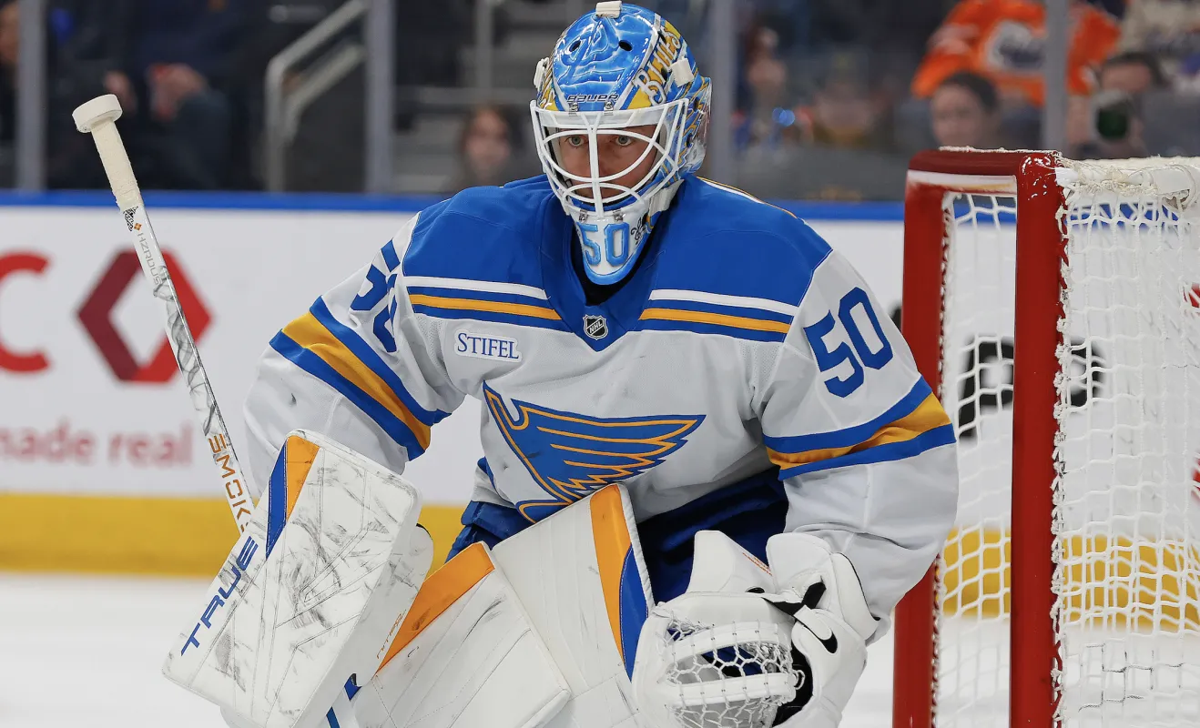 Le gardien de but des Blues de Saint-Louis, Jordan Binnington (50), suit le jeu contre les Oilers d'Edmonton au Rogers Place.
