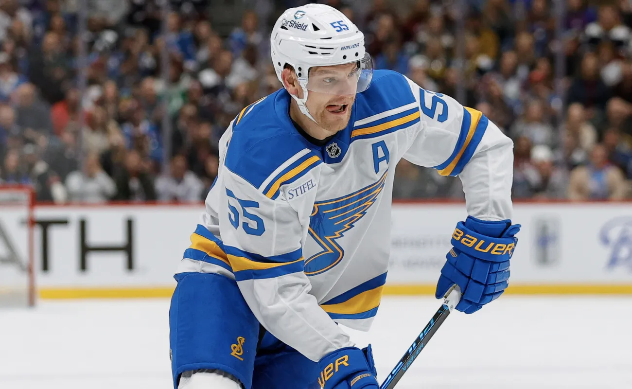 Le d&eacute;fenseur des Blues de Saint-Louis Colton Parayko (55) contr&ocirc;le le palet lors de la premi&egrave;re p&eacute;riode contre l'Avalanche du Colorado &agrave; la Ball Arena.
