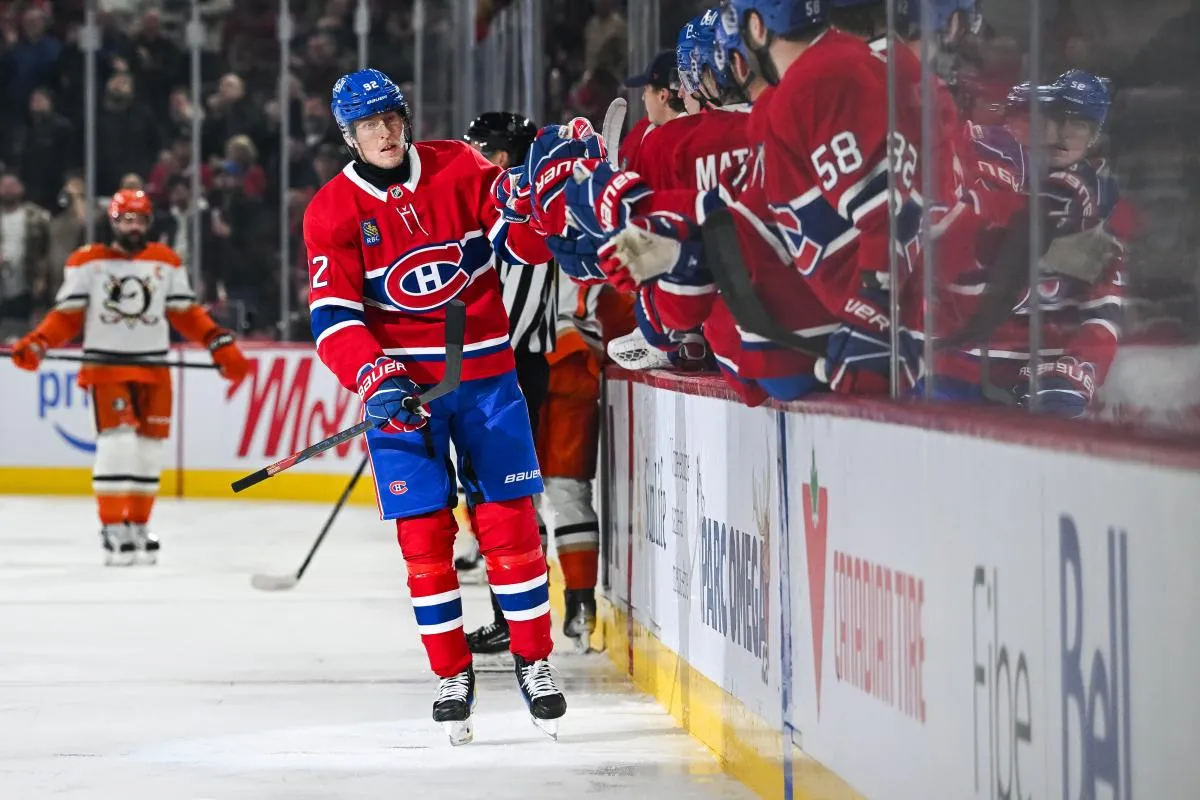 L'ailier droit des Canadiens de Montr&eacute;al Patrik Laine (92) c&eacute;l&egrave;bre avec ses co&eacute;quipiers apr&egrave;s avoir marqu&eacute; contre les Ducks d'Anaheim lors de la premi&egrave;re p&eacute;riode au Centre Bell.