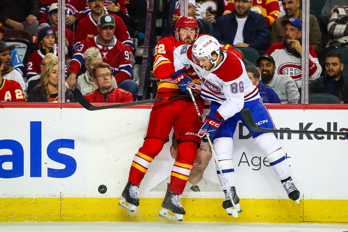 L'ailier droit des Canadiens de Montr&eacute;al, Joshua Roy (89), et le d&eacute;fenseur des Flames de Calgary, Mackenzie Weegar (52), se disputent la rondelle durant la deuxi&egrave;me p&eacute;riode au Scotiabank Saddledome.