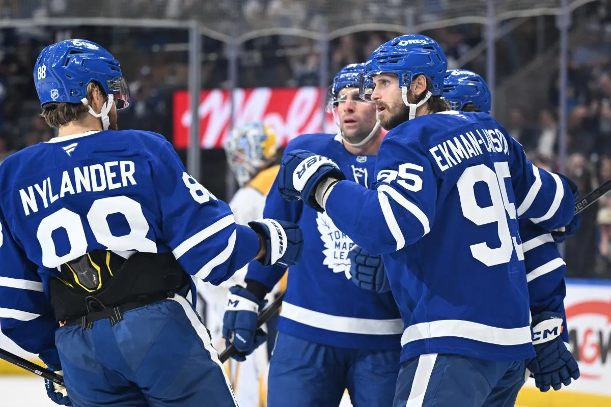 le d&eacute;fenseur des Maple Leafs de Toronto, Oliver Ekman-Larsson (95), c&eacute;l&egrave;bre avec ses co&eacute;quipiers apr&egrave;s avoir marqu&eacute; un but contre les Predators de Nashville en premi&egrave;re p&eacute;riode &agrave; la Scotiabank Arena.