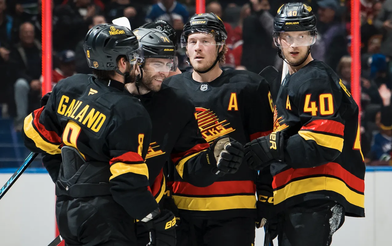 L'attaquant des Canucks de Vancouver Conor Garland (8), l'attaquant Jake DeBrusk (74), l'attaquant Brock Boeser (6) et l'attaquant Elias Pettersson (40) c&eacute;l&egrave;brent le but de DebRusk contre les Canadiens de Montr&eacute;al au cours de la deuxi&egrave;me p&eacute;riode &agrave; la Rogers Arena.