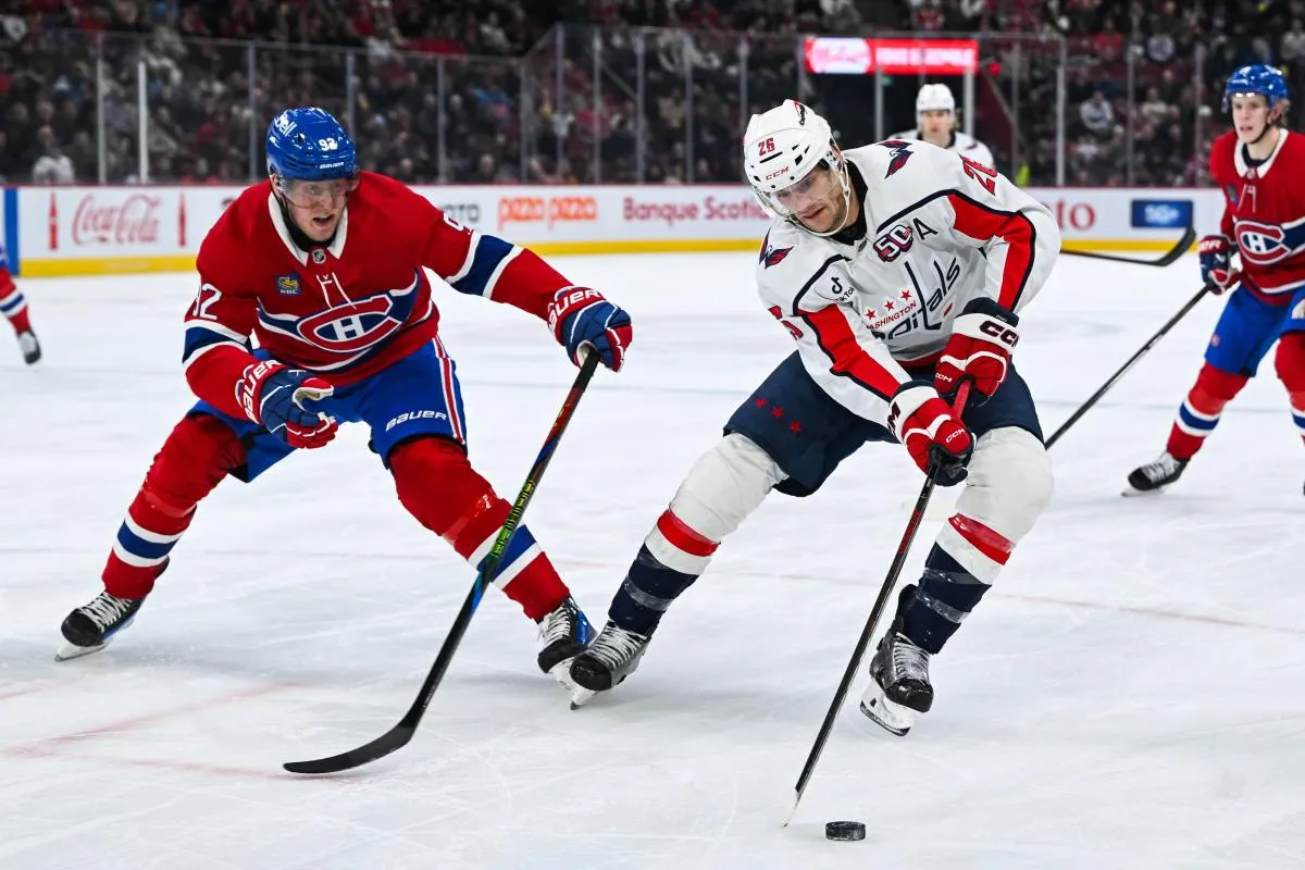 Nic Dowd (26), centre des Capitals de Washington, joue la rondelle contre Patrik Laine (92), ailier droit des Canadiens de Montr&eacute;al, durant la premi&egrave;re p&eacute;riode au Centre Bell.