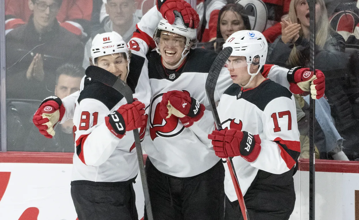 L'ailier droit des Devils du New Jersey Arseny Gritsyuk (81, &agrave; gauche) et le d&eacute;fenseur Simon Nemec (17, &agrave; droite) c&eacute;l&egrave;brent un but marqu&eacute; par le centre Cody Glass (12, au centre) au cours de la troisi&egrave;me p&eacute;riode contre les S&eacute;nateurs d'Ottawa au Canadian Tire Centre.