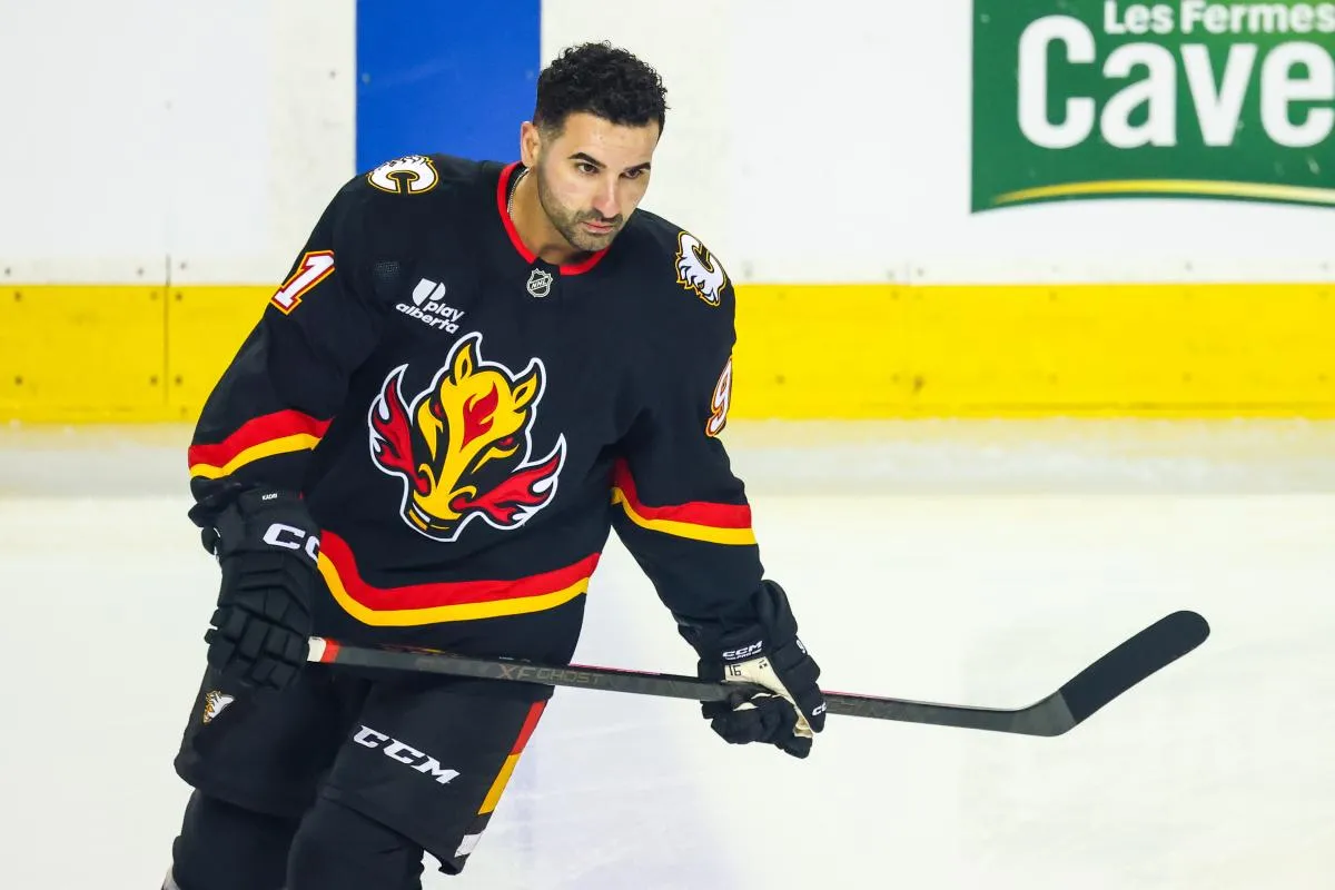 Le centre des Flames de Calgary Nazem Kadri (91) patine pendant la p&eacute;riode d'&eacute;chauffement contre les Stars de Dallas au Scotiabank Saddledome.