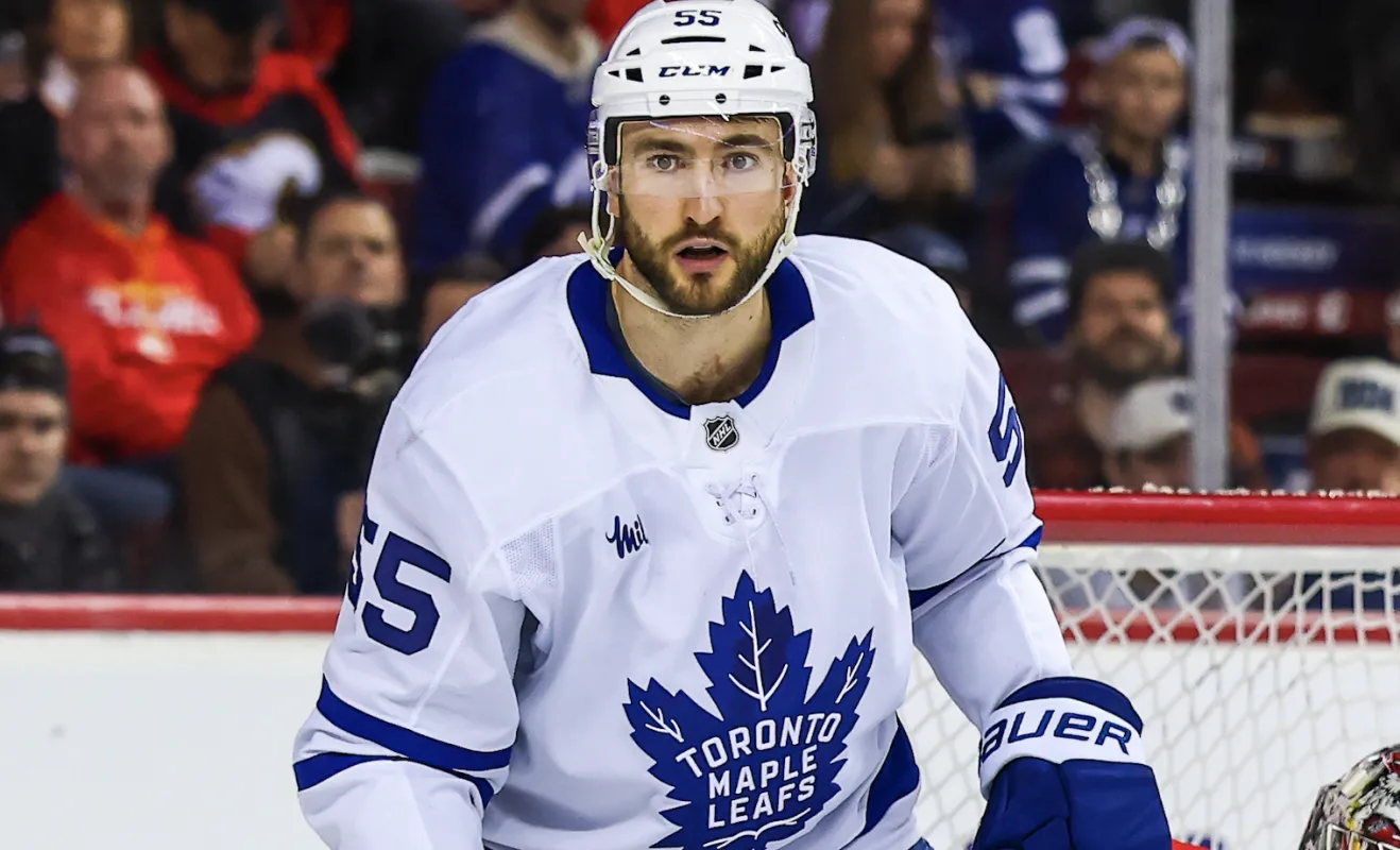 Nicolas Roy (55), centre des Maple Leafs de Toronto, fait &eacute;cran devant Dustin Wolf (32), gardien des Flames de Calgary, lors de la troisi&egrave;me p&eacute;riode au Scotiabank Saddledome.