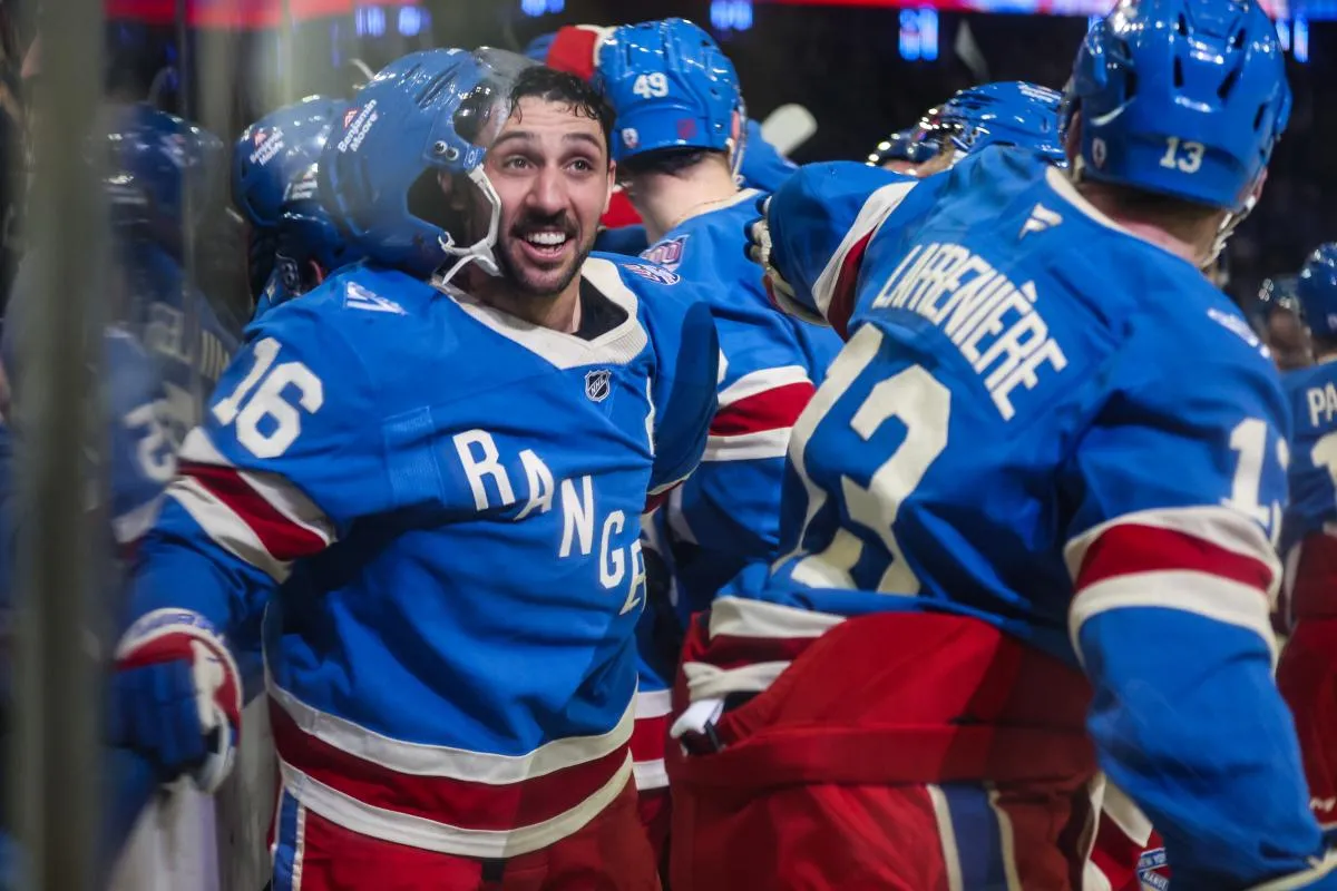 Le centre des Rangers de New York Vincent Trocheck (16) c&eacute;l&egrave;bre avec l'ailier gauche Alexis Lafreni&egrave;re (13) apr&egrave;s avoir battu les Canadiens de Montr&eacute;al 5-4 en prolongation au Madison Square Garden.