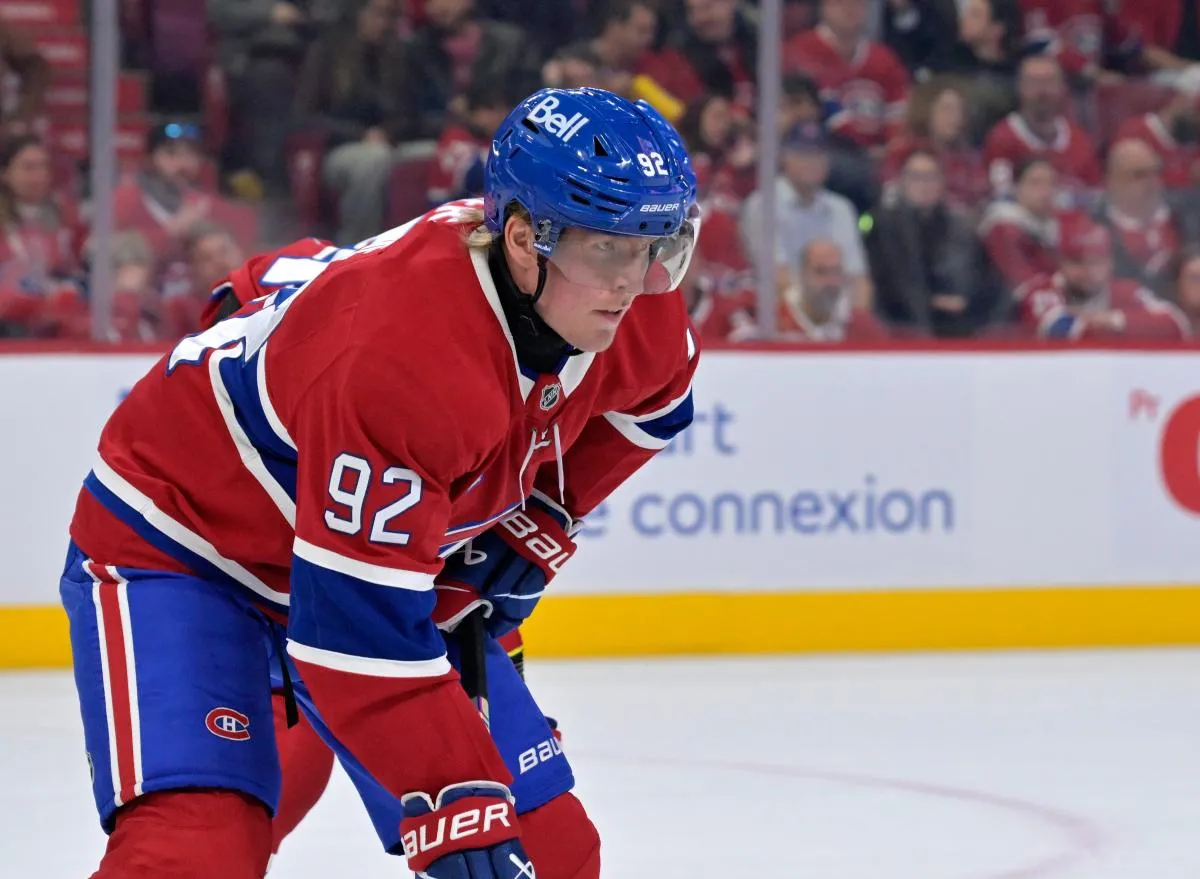 L'attaquant des Canadiens de Montr&eacute;al, Patrik Laine (92), se pr&eacute;pare &agrave; une mise au jeu contre le Kraken de Seattle durant la premi&egrave;re p&eacute;riode au Centre Bell.