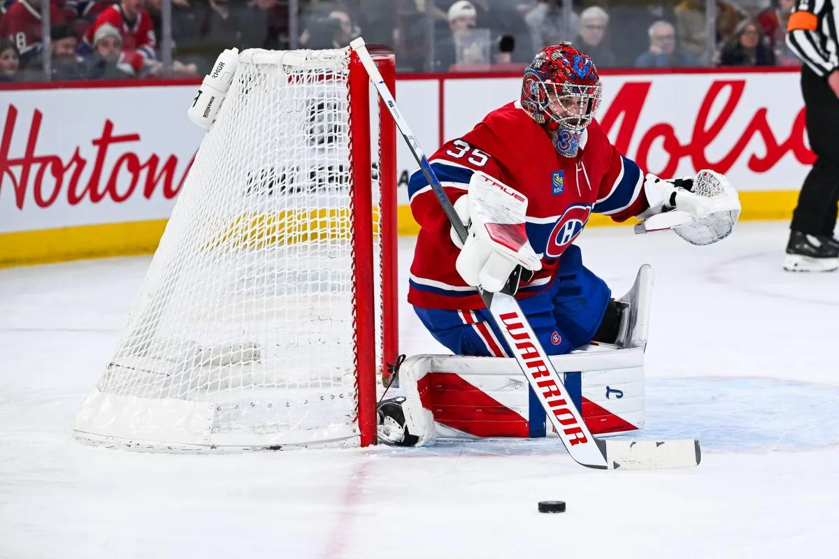 Le gardien des Canadiens de Montr&eacute;al Samuel Montembeault (35) effectue un arr&ecirc;t contre les Islanders de New York lors de la premi&egrave;re p&eacute;riode au Centre Bell.