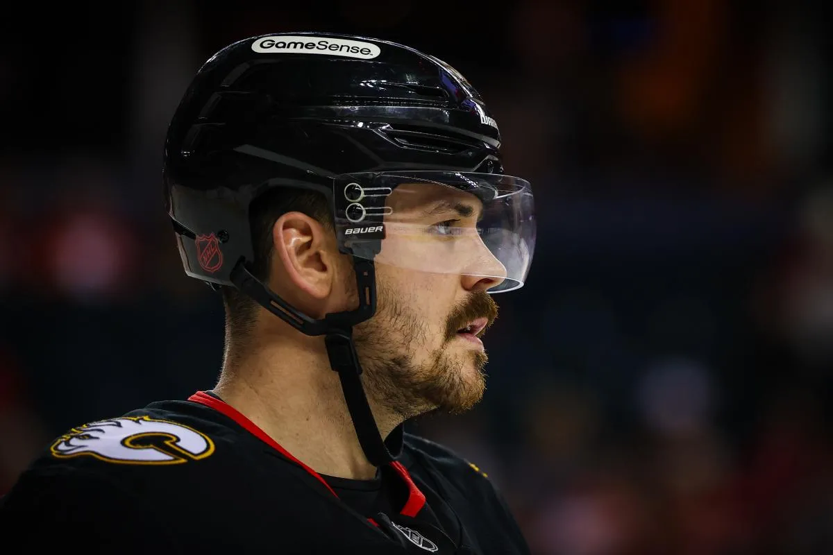Le d&eacute;fenseur des Flames de Calgary Mackenzie Weegar (52) contre le Wild du Minnesota pendant la troisi&egrave;me p&eacute;riode au Scotiabank Saddledome.