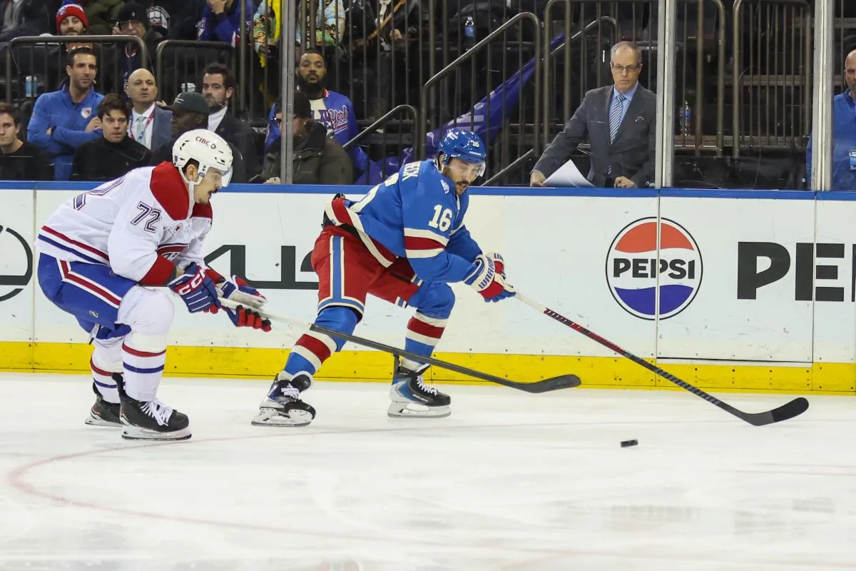 Le centre des Rangers de New York Vincent Trocheck (16) et le d&eacute;fenseur des Canadiens de Montr&eacute;al Arber Xhekaj (72) se disputent la rondelle lors de la deuxi&egrave;me p&eacute;riode au Madison Square Garden.
