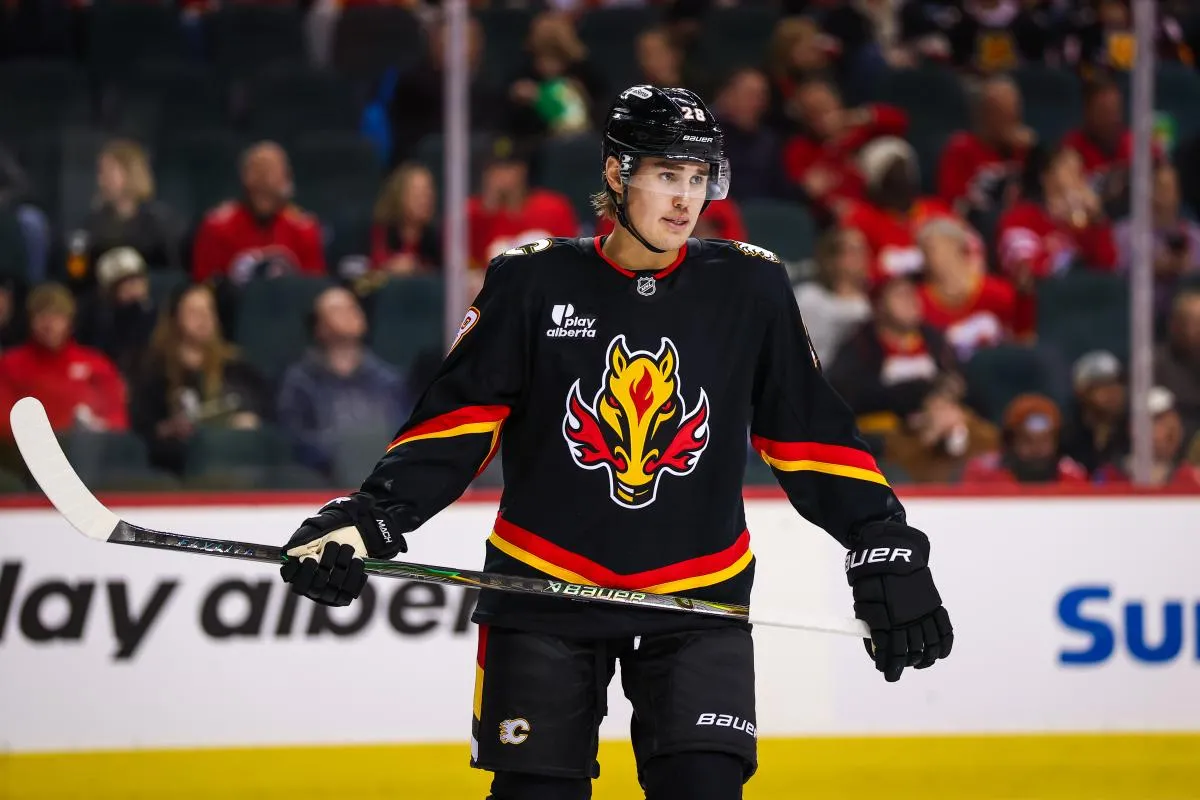 Le d&eacute;fenseur des Flames de Calgary Zach Whitecloud (28) contre les Stars de Dallas pendant la troisi&egrave;me p&eacute;riode au Scotiabank Saddledome.