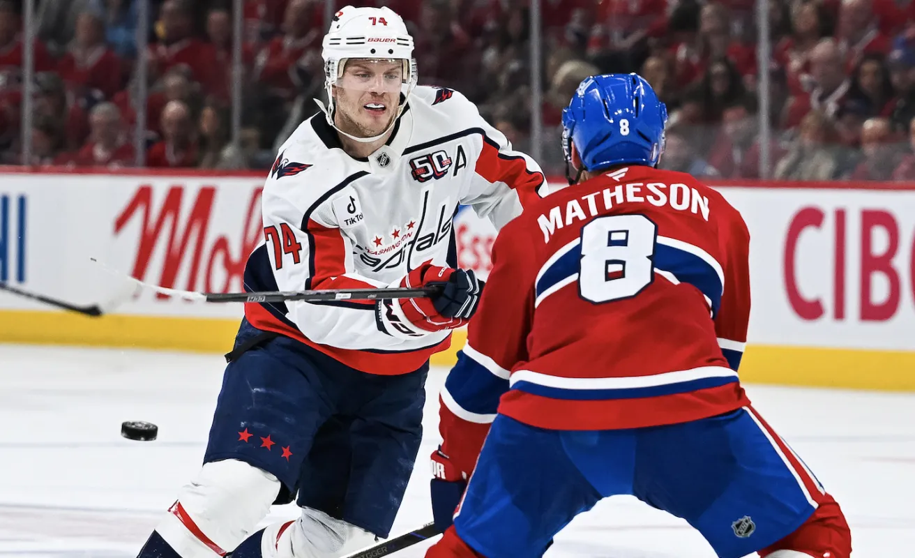 Le d&eacute;fenseur des Capitals de Washington John Carlson (74) tire le palet &agrave; c&ocirc;t&eacute; du d&eacute;fenseur des Canadiens de Montr&eacute;al Mike Matheson (8) pendant la deuxi&egrave;me p&eacute;riode du quatri&egrave;me match du premier tour des s&eacute;ries &eacute;liminatoires de la Coupe Stanley 2025 au Centre Bell.