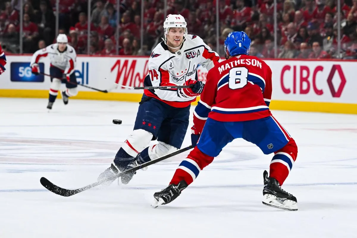 Le d&eacute;fenseur des Capitals de Washington John Carlson (74) tire la rondelle &agrave; c&ocirc;t&eacute; du d&eacute;fenseur des Canadiens de Montr&eacute;al Mike Matheson (8) pendant la deuxi&egrave;me p&eacute;riode du quatri&egrave;me match du premier tour des s&eacute;ries &eacute;liminatoires de la Coupe Stanley 2025 au Centre Bell.