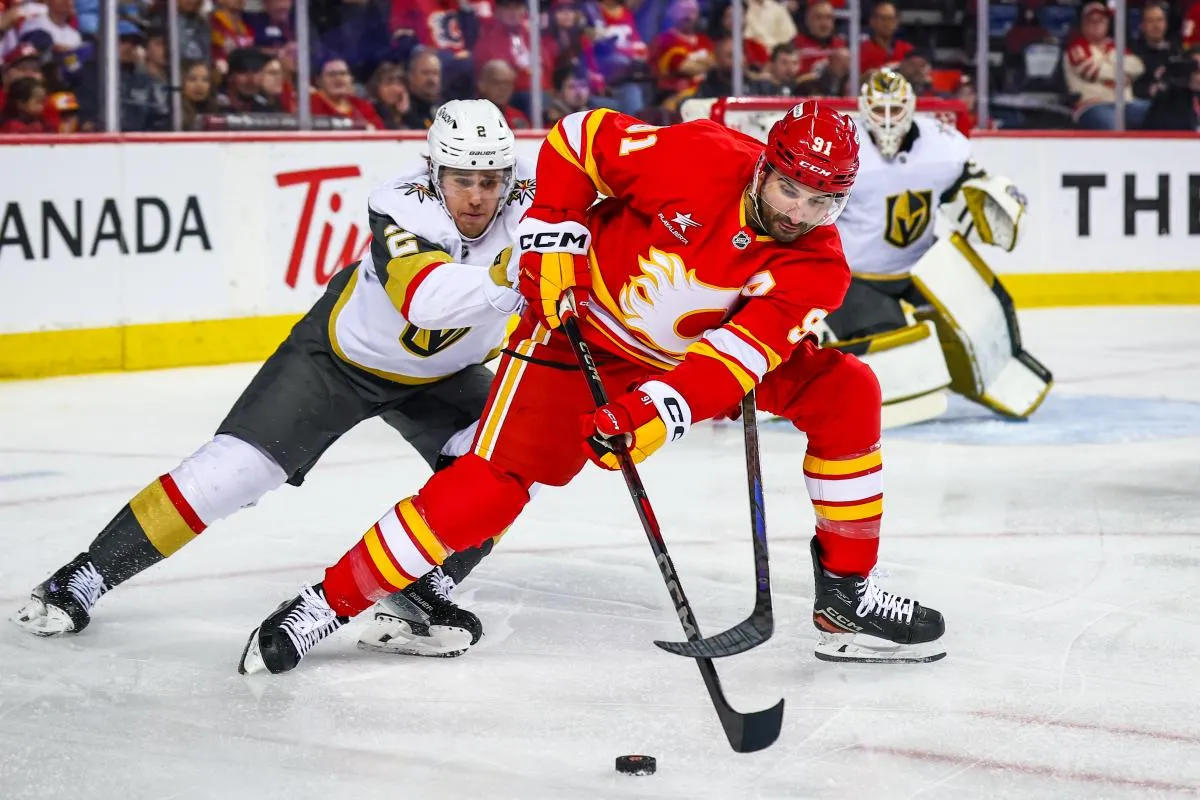 Nazem Kadri (91), centre des Flames de Calgary, et Zach Whitecloud (2), d&eacute;fenseur des Golden Knights de Vegas, se disputent la rondelle durant la deuxi&egrave;me p&eacute;riode au Scotiabank Saddledome.