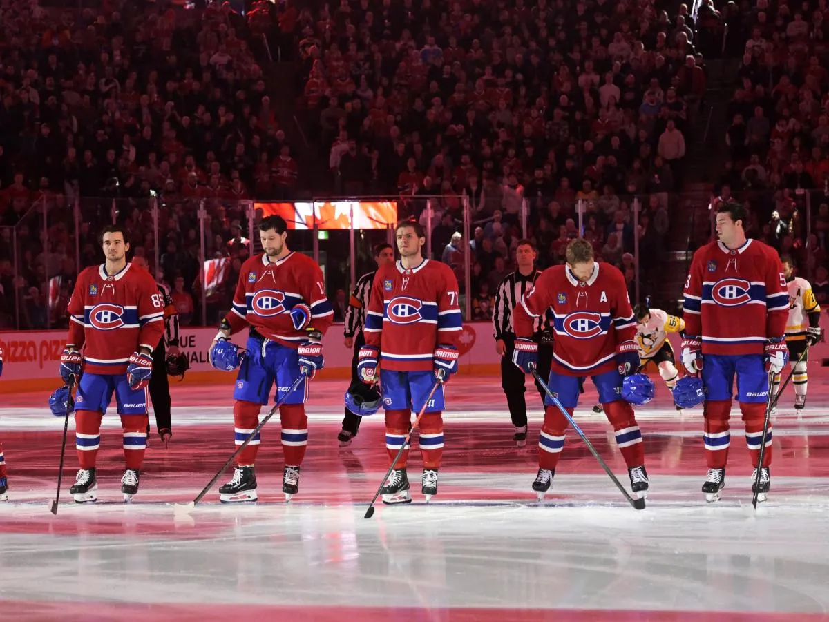 Les joueurs des Canadiens de Montr&eacute;al pendant l'hymne national avant le match contre les Penguins de Pittsburgh au Centre Bell.