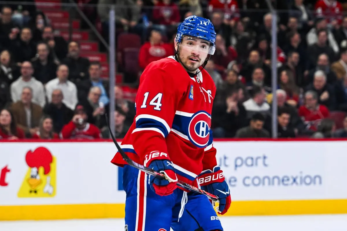 Nick Suzuki (14), centre des Canadiens de Montr&eacute;al, observe le jeu face aux Islanders de New York durant la deuxi&egrave;me p&eacute;riode au Centre Bell.