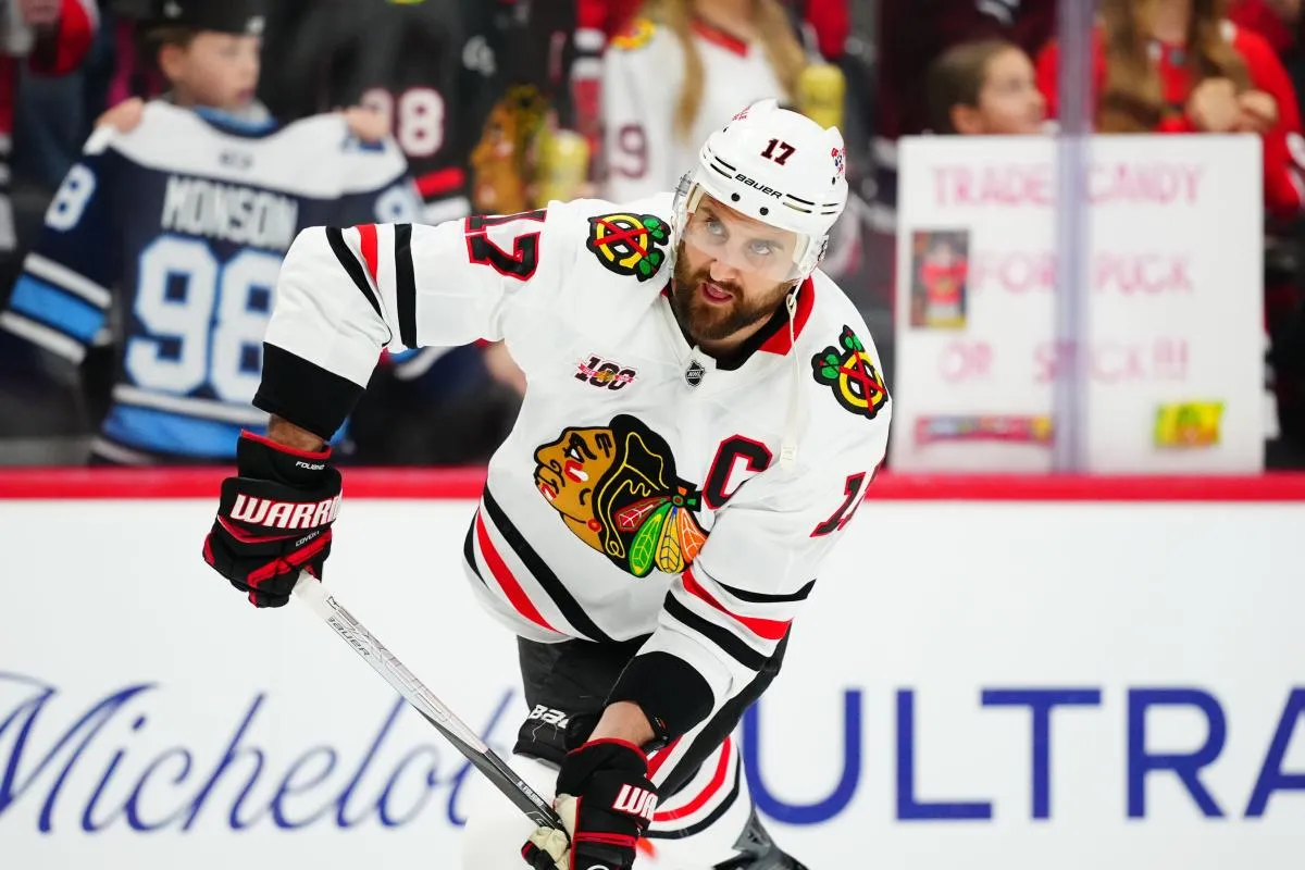 Chicago Blackhawks left wing Nick Foligno (17) warms up before the game against the Colorado Avalanche at Ball Arena.