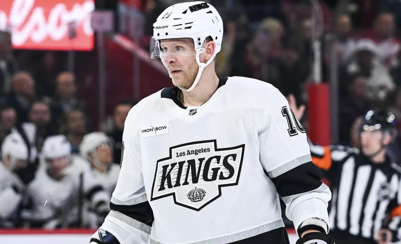 Regardez l'ailier droit des Kings de Los Angeles Corey Perry (10) contre les Canadiens de Montr&eacute;al pendant la premi&egrave;re p&eacute;riode au Centre Bell.