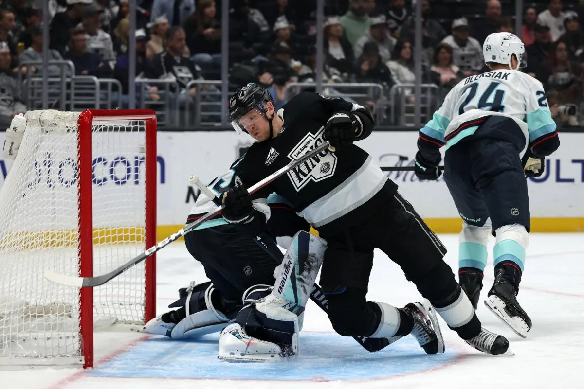 Corey Perry (10), ailier droit des Kings de Los Angeles, perd l'&eacute;quilibre durant la deuxi&egrave;me p&eacute;riode face au Kraken de Seattle &agrave; la Crypto.com Arena.