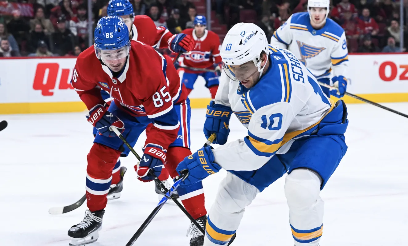 Le centre des Blues de Saint-Louis, Brayden Schenn (10), joue le palet contre l'ailier gauche des Canadiens de Montr&eacute;al, Alexandre Texier (85), pendant la troisi&egrave;me p&eacute;riode au Centre Bell.