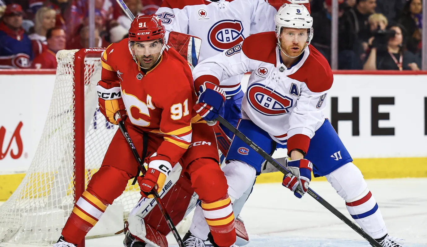 Le centre des Flames de Calgary Nazem Kadri (91) et le d&eacute;fenseur des Canadiens de Montr&eacute;al Mike Matheson (8) se disputent la position devant le gardien des Canadiens de Montr&eacute;al Jakub Dobes (75) pendant la deuxi&egrave;me p&eacute;riode au Scotiabank Saddledome.