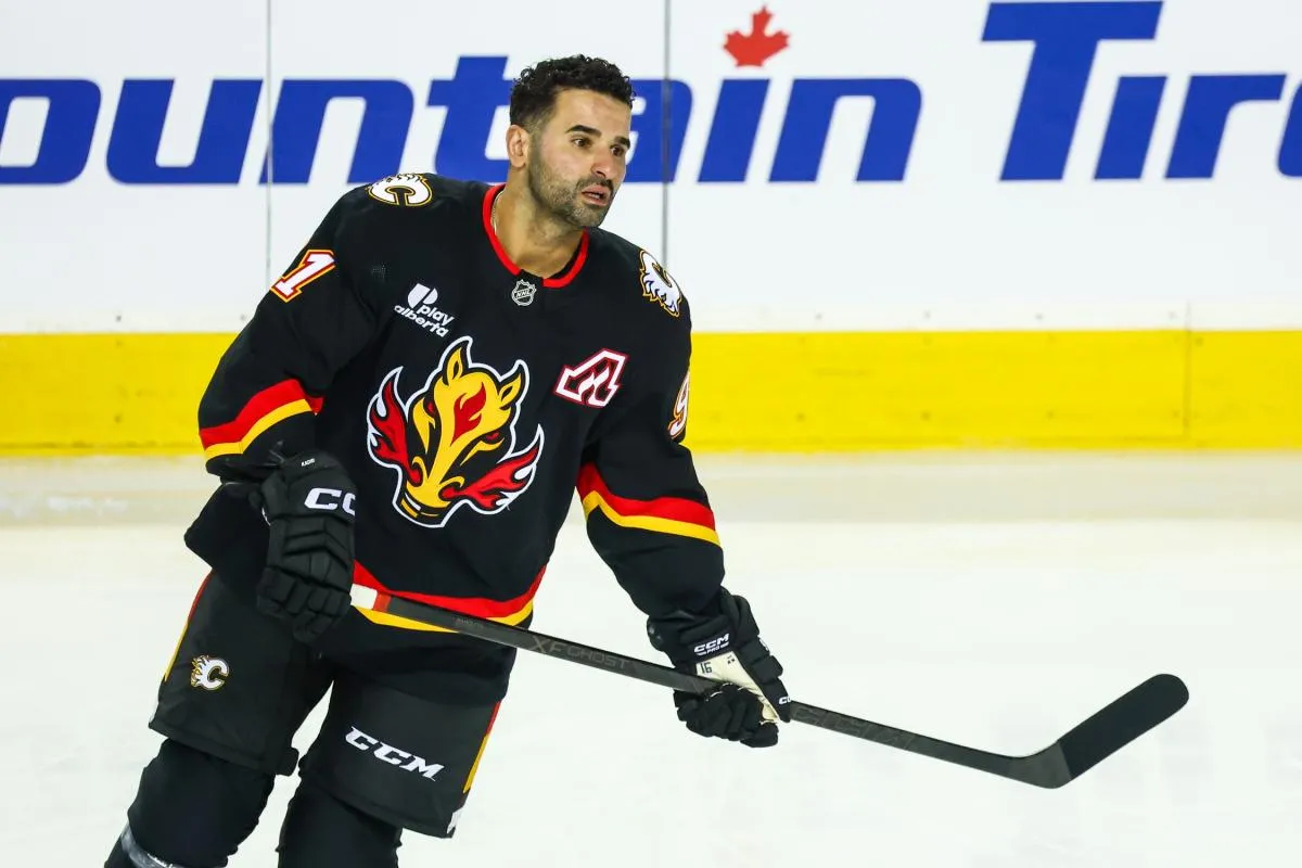 Nazem Kadri (91), centre des Flames de Calgary, patine pendant l'&eacute;chauffement contre les S&eacute;nateurs d'Ottawa au Scotiabank Saddledome.