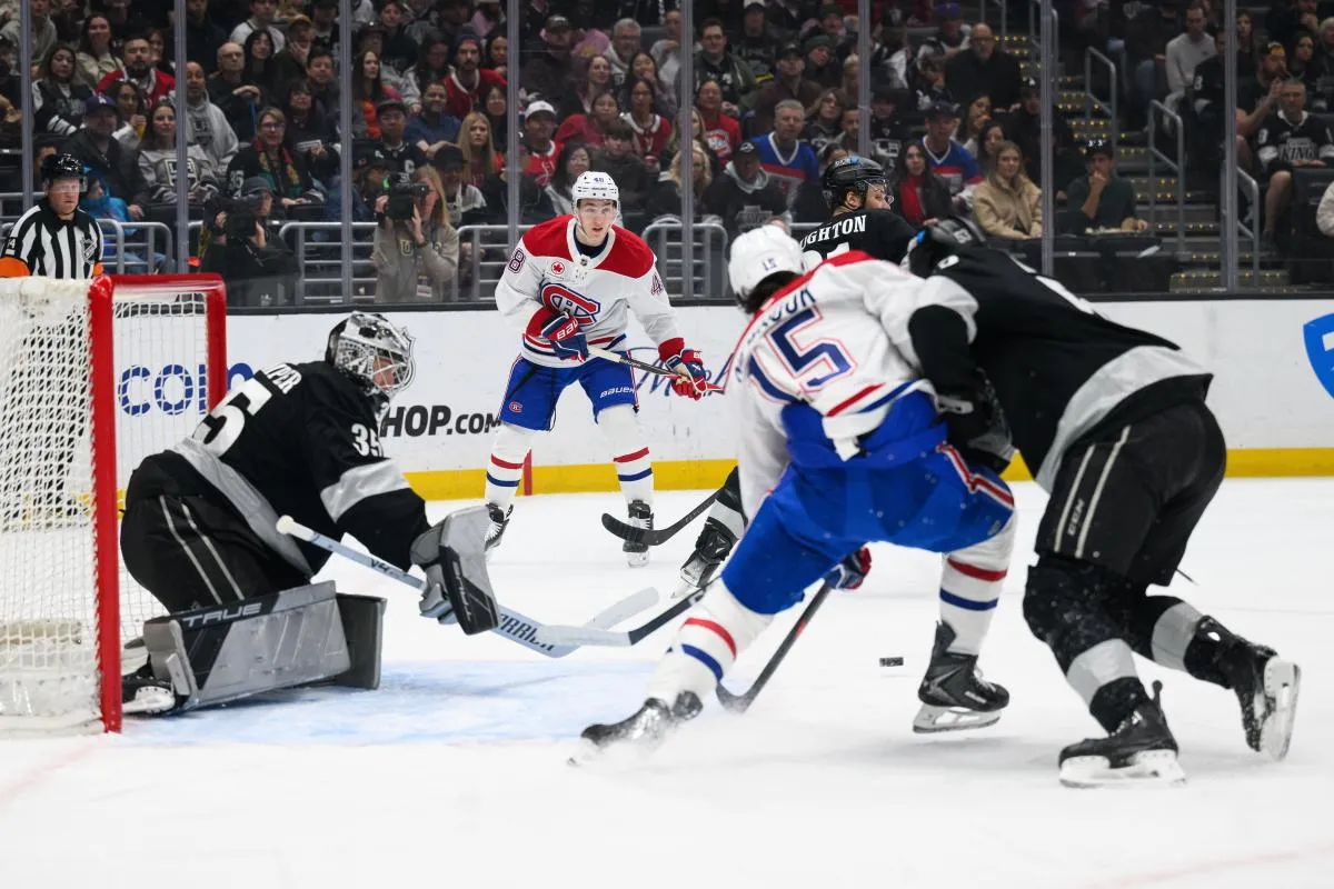 Le d&eacute;fenseur des Canadiens de Montr&eacute;al Lane Hutson (48) observe sa passe pendant la premi&egrave;re p&eacute;riode du match contre les Kings de Los Angeles au Crypto.com Arena.