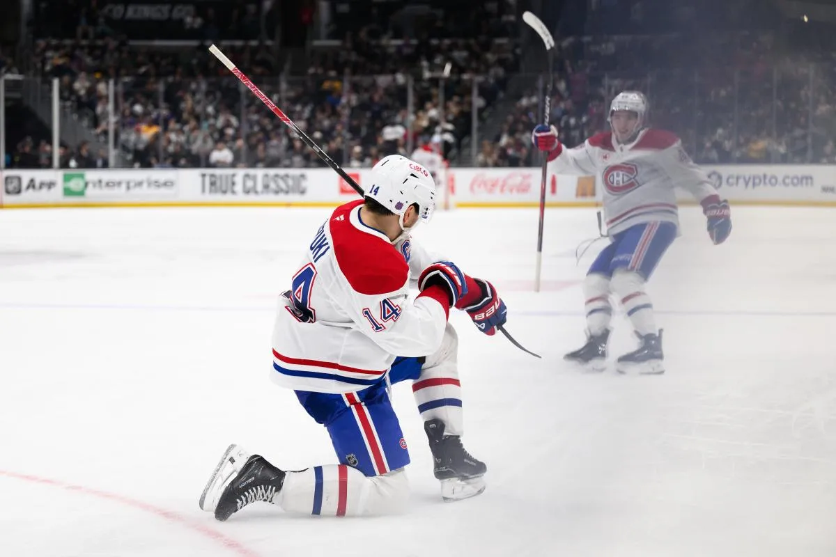 Le centre des Canadiens de Montr&eacute;al Nick Suzuki (14) fait un geste apr&egrave;s avoir marqu&eacute; pendant la troisi&egrave;me p&eacute;riode contre les Kings de Los Angeles au Crypto.com Arena.