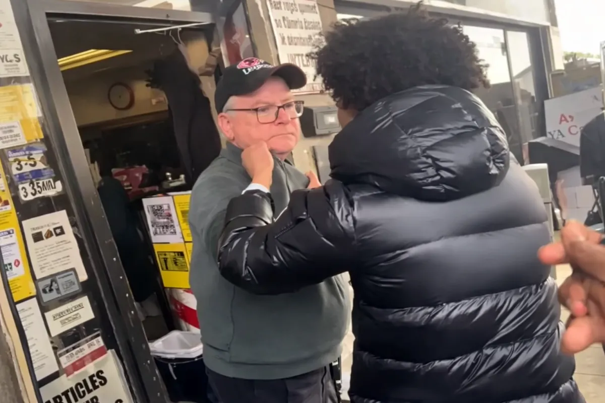 Un a&icirc;n&eacute; encercl&eacute; par des adolescents