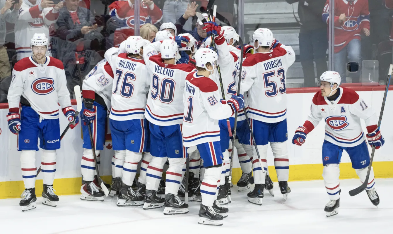 L'ailier droit des Canadiens de Montr&eacute;al, Cole Caufield (13), c&eacute;l&egrave;bre avec ses co&eacute;quipiers apr&egrave;s avoir marqu&eacute; le but d&eacute;cisif en prolongation contre les S&eacute;nateurs d'Ottawa au Centre Canadian Tire.