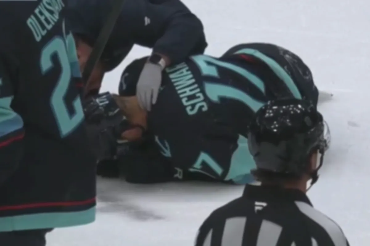 Sc&egrave;ne &agrave; glacer le sang: Jaden Schwartz re&ccedil;oit un patin en plein visage et s'effondre