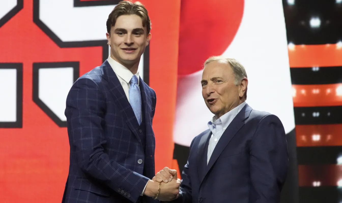 Porter Martone est s&eacute;lectionn&eacute; en sixi&egrave;me position par les Flyers de Philadelphie lors du premier tour du rep&ecirc;chage 2025 de la LNH au Peacock Theater.