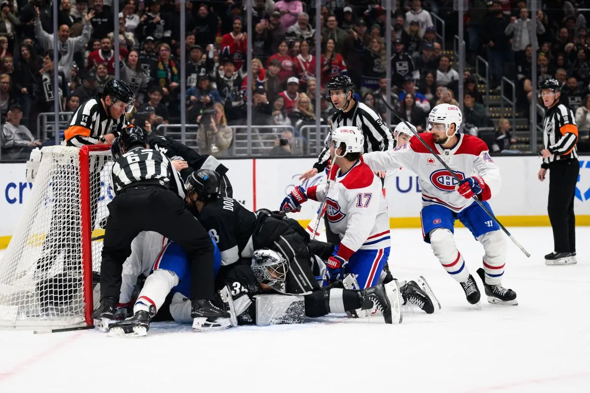 Les joueurs des Canadiens de Montr&eacute;al et des Kings de Los Angeles s'empilent sur le gardien Darcy Kuemper (35) pendant la troisi&egrave;me p&eacute;riode au Crypto.com Arena.