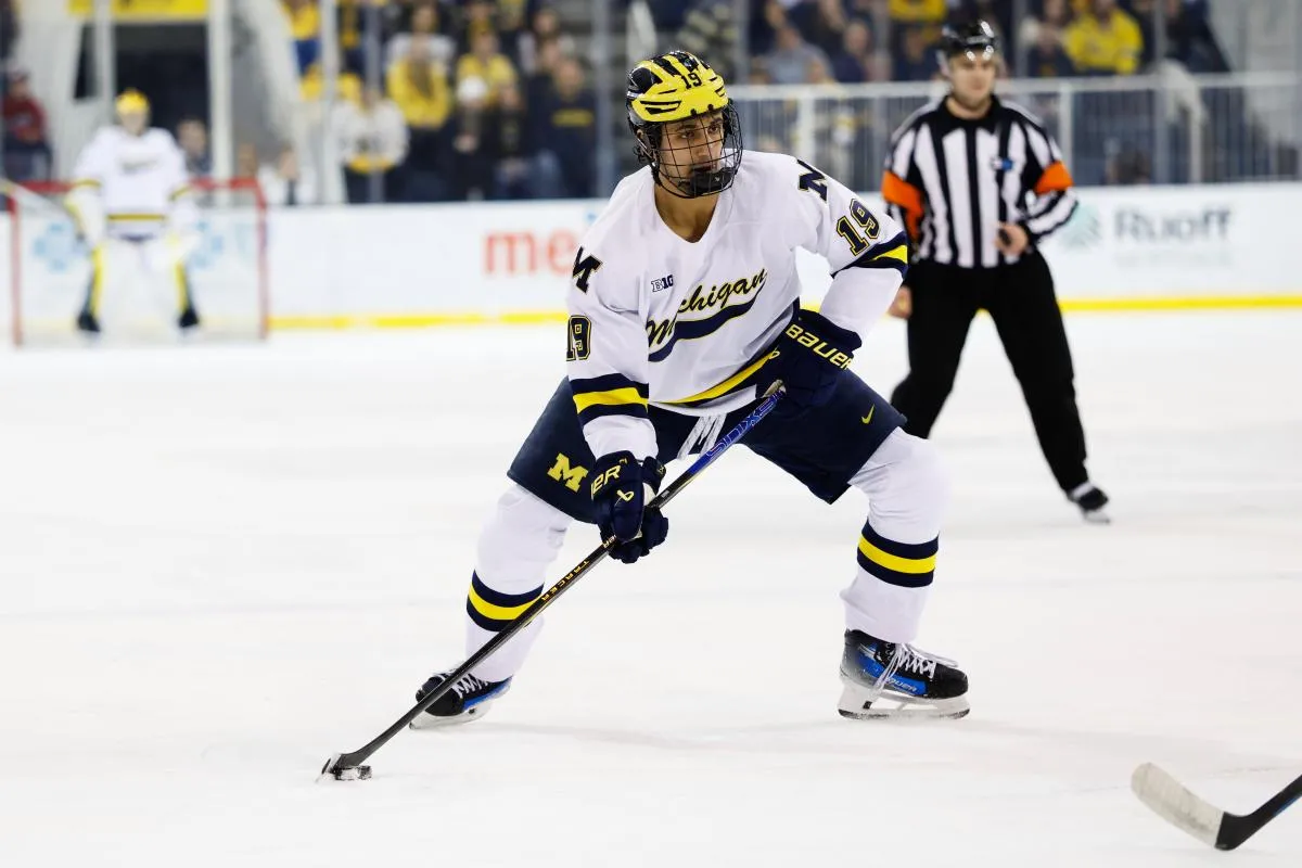 l'attaquant des Wolverines du Michigan Michael Hage (19) patine avec la rondelle contre Penn State lors d'un match de quart de finale du tournoi Big Ten &agrave; la Yost Arena.