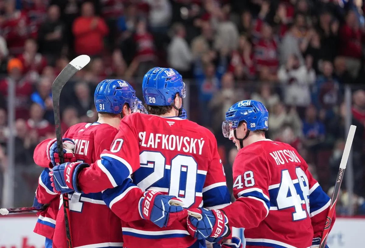 L'attaquant des Canadiens de Montr&eacute;al Juraj Slafkovsky (20) c&eacute;l&egrave;bre avec ses co&eacute;quipiers, l'attaquant Oliver Kapanen (91) et le d&eacute;fenseur Lane Hutson (48), apr&egrave;s avoir marqu&eacute; un but contre l'Avalanche du Colorado au cours de la troisi&egrave;me p&eacute;riode au Centre Bell.