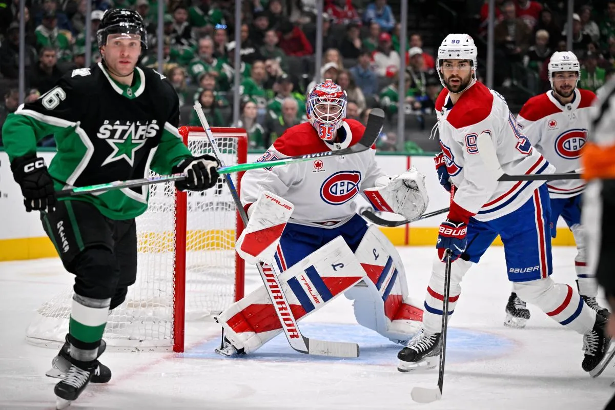L'ailier droit des Stars de Dallas Mikko Rantanen (96), le gardien de but des Canadiens de Montr&eacute;al Sam Montembeault (35) et le centre Joe Veleno (90) cherchent la rondelle pendant le match entre les Stars et les Canadiens &agrave; l'American Airlines Center.