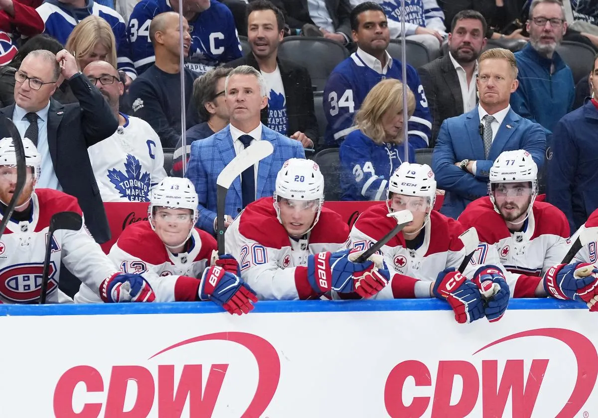 L'entra&icirc;neur-chef des Canadiens de Montr&eacute;al, Martin St. Louis, observe le match contre les Maple Leafs de Toronto pendant la troisi&egrave;me p&eacute;riode au Scotiabank Arena.