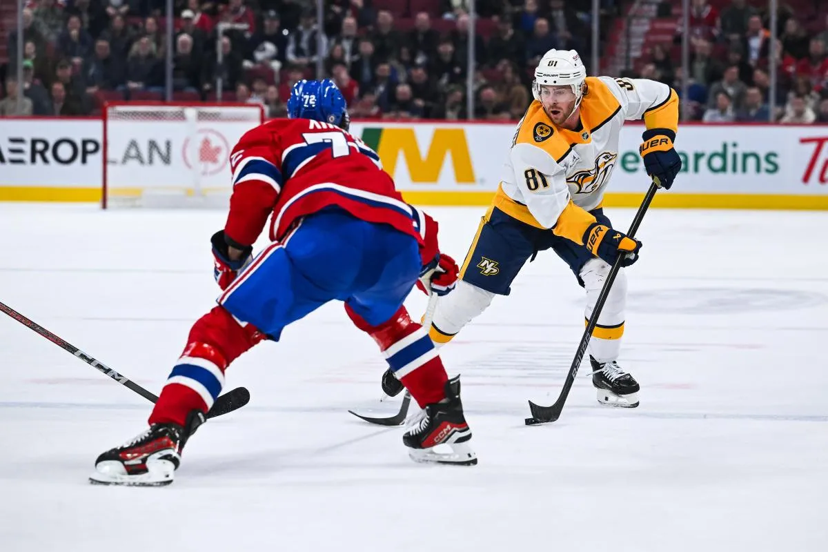 Jonathan Marchessault (81), centre des Predators de Nashville, joue la rondelle contre Arber Xhekaj (72), d&eacute;fenseur des Canadiens de Montr&eacute;al, au cours de la troisi&egrave;me p&eacute;riode au Centre Bell.