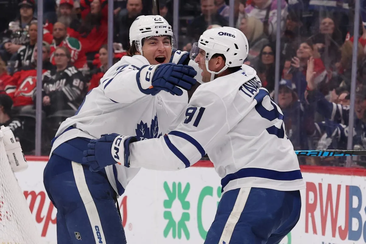 L'ailier gauche des Maple Leafs de Toronto, Matthew Knies (23), c&eacute;l&egrave;bre son but contre les Devils du New Jersey lors de la troisi&egrave;me p&eacute;riode au Prudential Center.