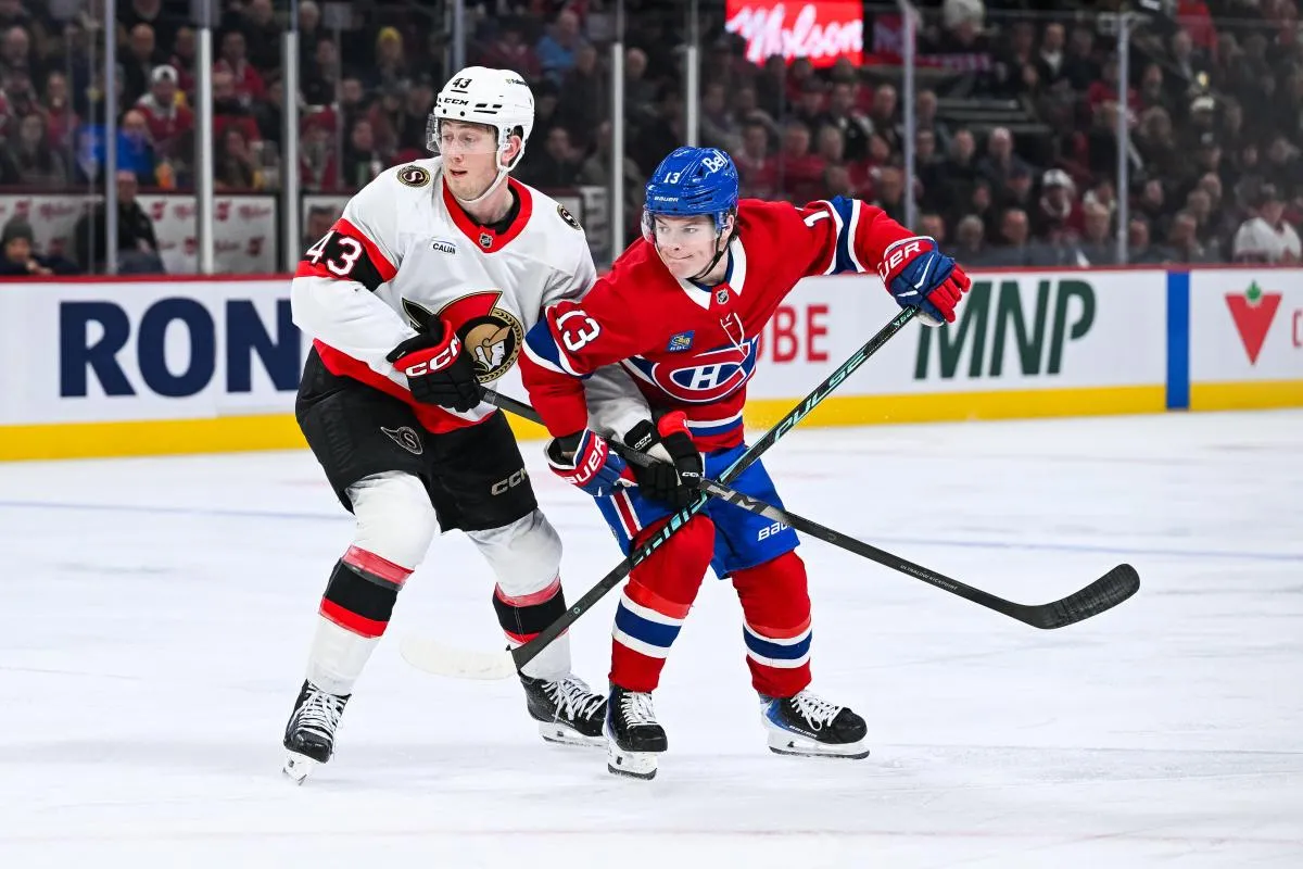 Le d&eacute;fenseur des S&eacute;nateurs d'Ottawa, Tyler Kleven (43), d&eacute;fend sa position face &agrave; l'ailier droit des Canadiens de Montr&eacute;al, Cole Caufield (13), durant la deuxi&egrave;me p&eacute;riode au Centre Bell.