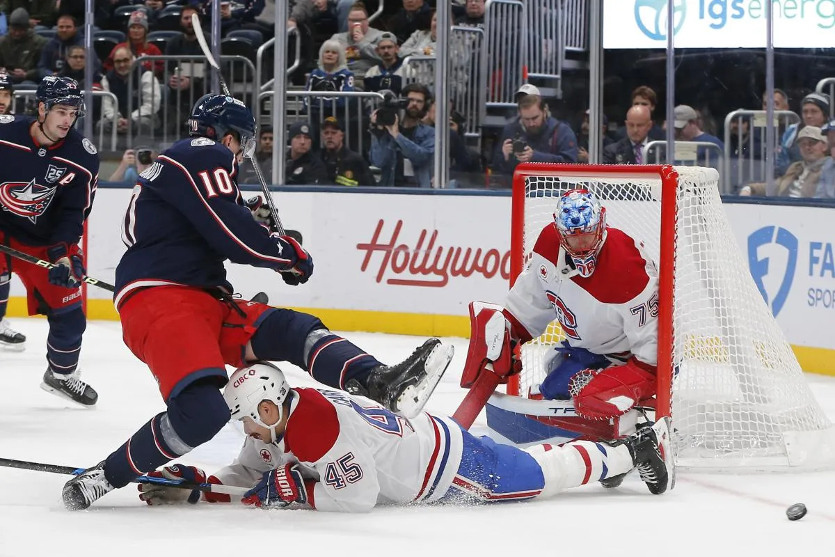 Dmitri Voronkov (10), ailier gauche des Blue Jackets de Columbus, tombe sur la glace devant Alexandre Carrier (45), d&eacute;fenseur des Canadiens de Montr&eacute;al, lors de la deuxi&egrave;me p&eacute;riode au Nationwide Arena.