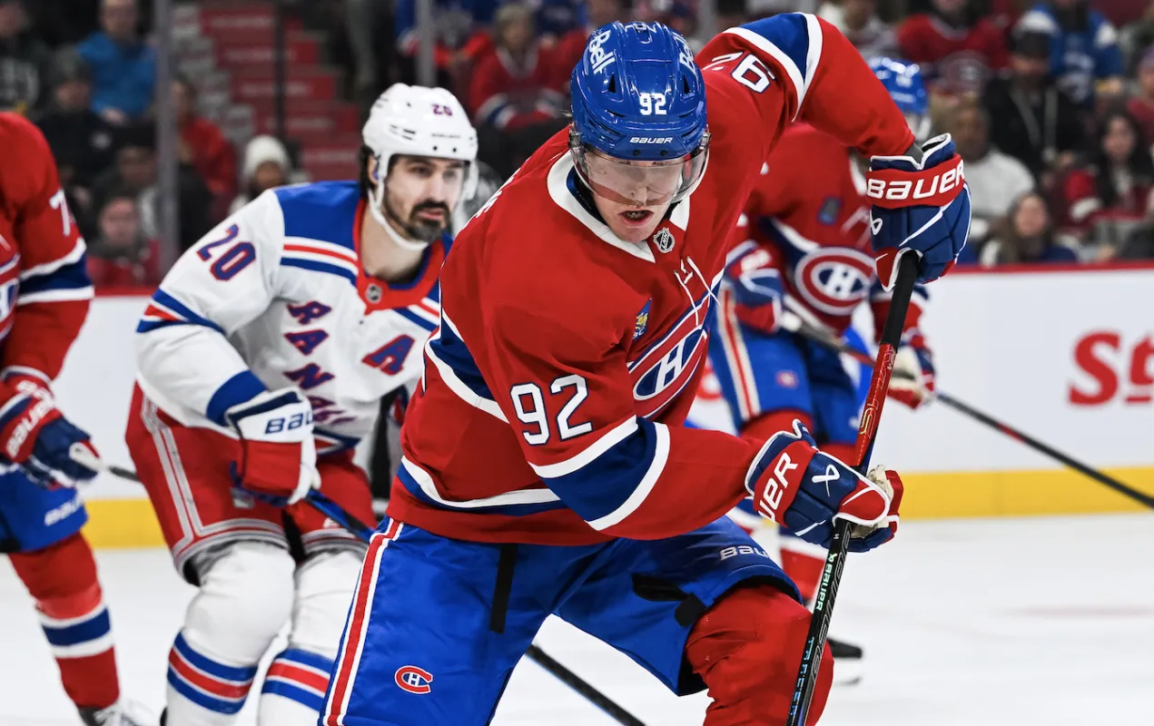 L'ailier droit des Canadiens de Montr&eacute;al Patrik Laine (92) joue le palet contre les Rangers de New York pendant la troisi&egrave;me p&eacute;riode au Centre Bell.