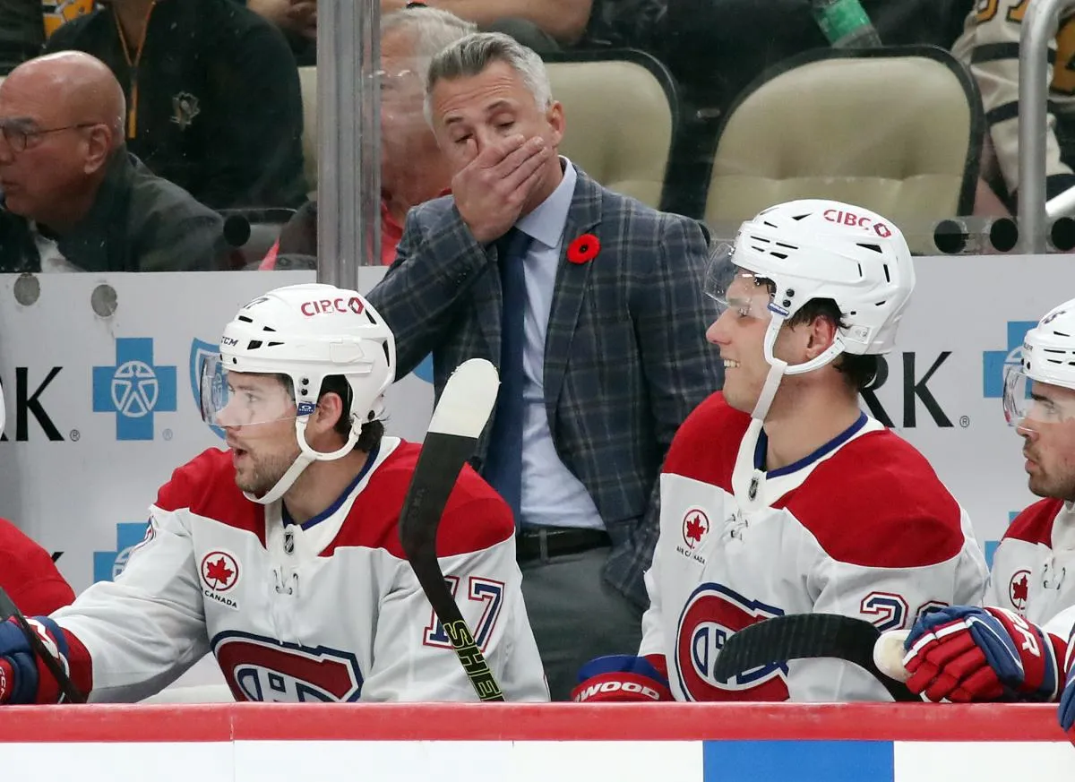 L'entra&icirc;neur-chef des Canadiens de Montr&eacute;al, Martin St. Louis (&agrave; l'arri&egrave;re), r&eacute;agit sur le banc contre les Penguins de Pittsburgh pendant la troisi&egrave;me p&eacute;riode au PPG Paints Arena.
