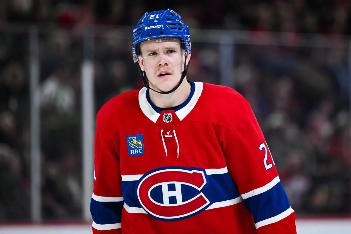 Le d&eacute;fenseur des Canadiens de Montr&eacute;al Kaiden Guhle (21) observe le match contre les Islanders de New York pendant la deuxi&egrave;me p&eacute;riode au Centre Bell.